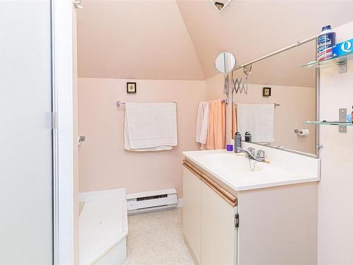 162 Medana St, Victoria, BC - Indoor Photo Showing Bathroom