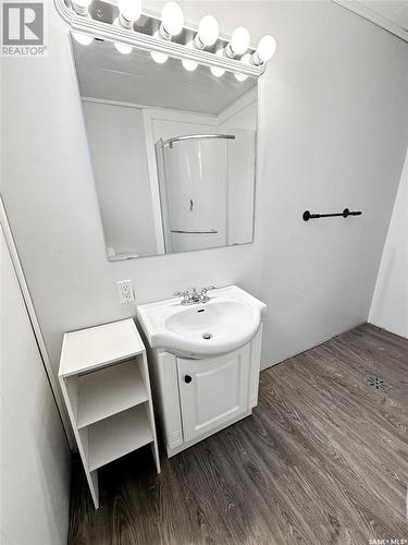32 West Place, Swift Current, SK - Indoor Photo Showing Bathroom