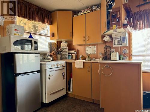 240 6Th Street, Buena Vista, SK - Indoor Photo Showing Kitchen