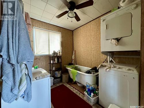 240 6Th Street, Buena Vista, SK - Indoor Photo Showing Laundry Room