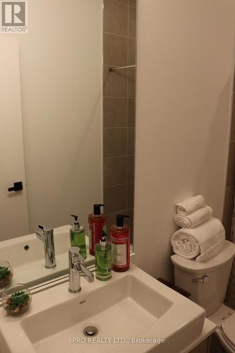 26 Direzze Crt, Richmond Hill, ON - Indoor Photo Showing Bathroom