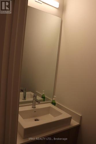 26 Direzze Crt, Richmond Hill, ON - Indoor Photo Showing Bathroom
