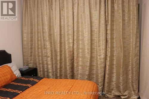 26 Direzze Crt, Richmond Hill, ON - Indoor Photo Showing Bedroom