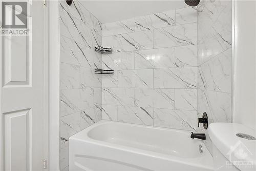 Main Bath Shower - 470 Laurier Avenue W Unit#508, Ottawa, ON - Indoor Photo Showing Bathroom