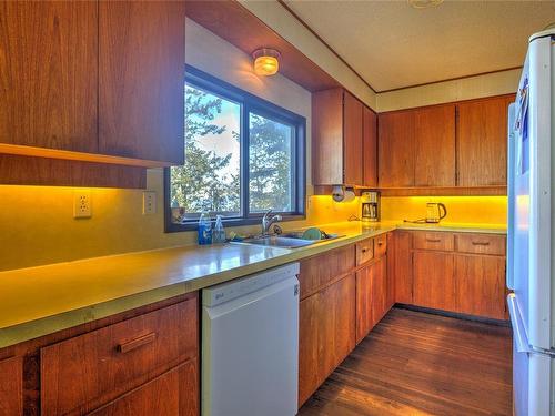 A-10087 Chemainus Rd, Chemainus, BC - Indoor Photo Showing Kitchen With Double Sink
