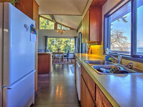 A-10087 Chemainus Rd, Chemainus, BC - Indoor Photo Showing Kitchen With Double Sink