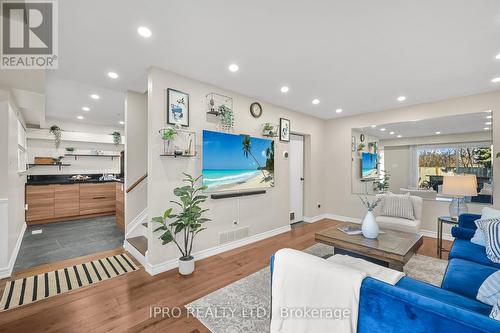 #58 -925 Bayly St, Pickering, ON - Indoor Photo Showing Living Room