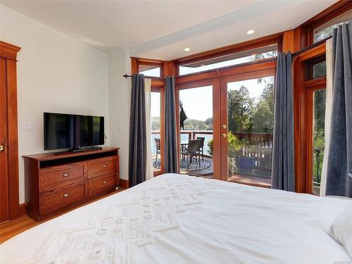4817 Prospect Lake Rd, Saanich, BC - Indoor Photo Showing Bedroom