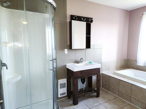 Salle de bains attenante Ã  la CCP - 10 Rue Mondor, Noyan, QC - Indoor Photo Showing Bathroom