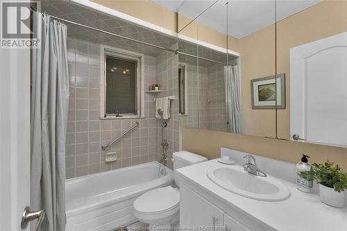 1722 Kildare Road, Windsor, ON - Indoor Photo Showing Bathroom