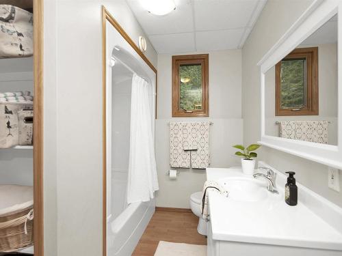 220 Belview Road, Thunder Bay, ON - Indoor Photo Showing Bathroom
