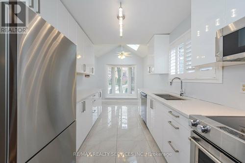 #17 -5 Riverview Rd, New Tecumseth, ON - Indoor Photo Showing Kitchen With Double Sink With Upgraded Kitchen