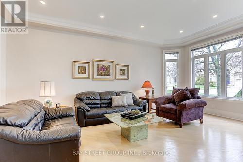 25 Bowan Court, Toronto, ON - Indoor Photo Showing Living Room