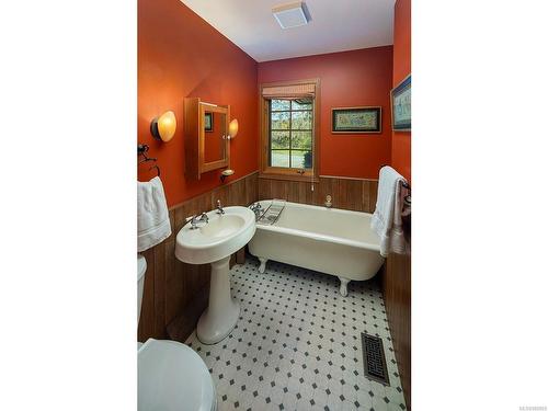 3240 Kilipi Rd, Mill Bay, BC - Indoor Photo Showing Bathroom