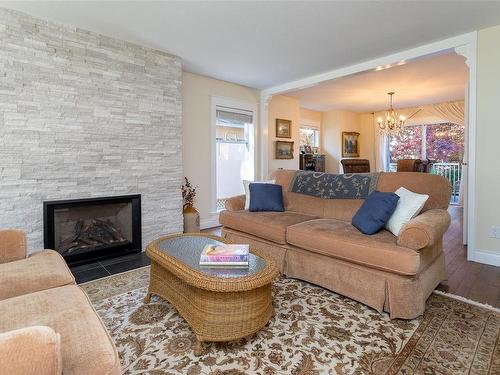 924 Deal St, Oak Bay, BC - Indoor Photo Showing Living Room With Fireplace