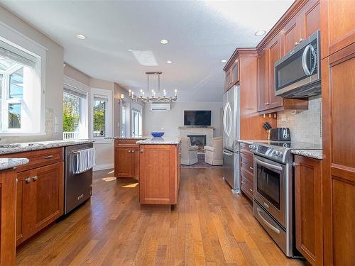 924 Deal St, Oak Bay, BC - Indoor Photo Showing Kitchen With Double Sink
