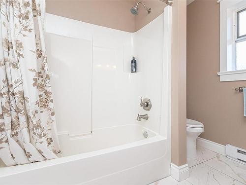 924 Deal St, Oak Bay, BC - Indoor Photo Showing Bathroom