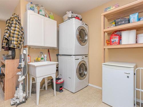 827 Cameron Way, Ladysmith, BC - Indoor Photo Showing Laundry Room