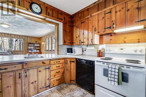 361 Hillside Avenue, Wheatley, ON - Indoor Photo Showing Kitchen