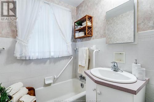 361 Hillside Avenue, Wheatley, ON - Indoor Photo Showing Bathroom