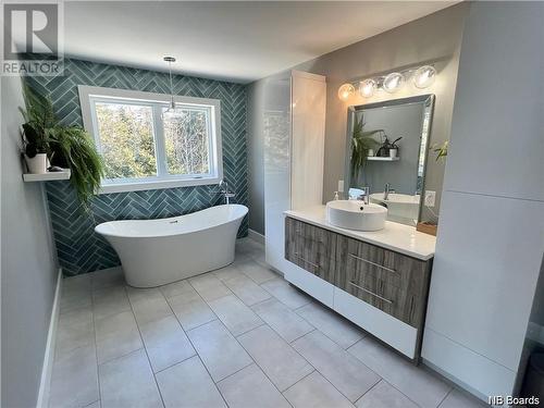 1670 Queen Elizabeth Drive, Bathurst, NB - Indoor Photo Showing Bathroom
