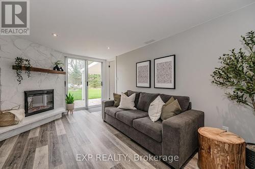 9 Coachman Cres, Hamilton, ON - Indoor Photo Showing Living Room With Fireplace