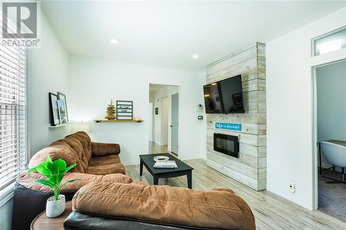 243 Emma Street, Sarnia, ON - Indoor Photo Showing Living Room