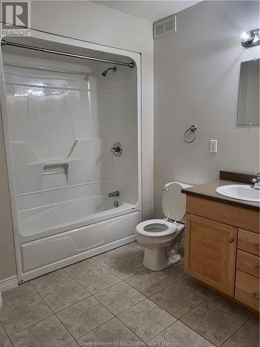 43 Danny, Dieppe, NB - Indoor Photo Showing Bathroom