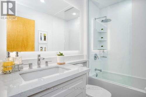 #1023 -1 Shaw St, Toronto, ON - Indoor Photo Showing Bathroom