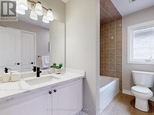 30 Bush Ridges Ave, Richmond Hill, ON - Indoor Photo Showing Bathroom