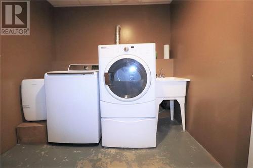 146 Veterans Drive, Cormack, NL - Indoor Photo Showing Laundry Room
