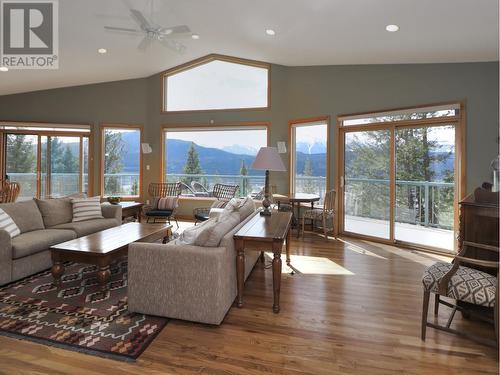 2360/2380 95 Highway, Spillimacheen, BC - Indoor Photo Showing Living Room