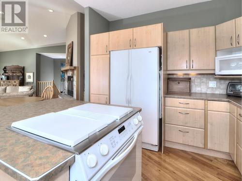 2360/2380 95 Highway, Spillimacheen, BC - Indoor Photo Showing Kitchen