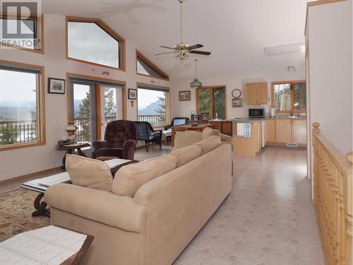 2360/2380 95 Highway, Spillimacheen, BC - Indoor Photo Showing Living Room