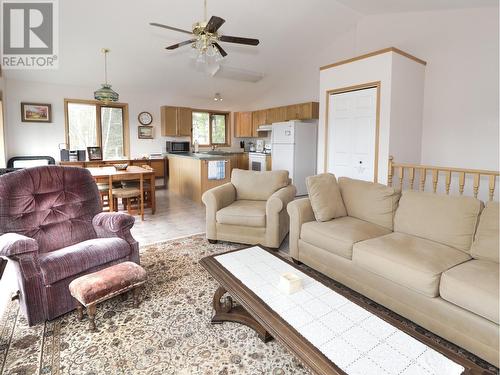 2360/2380 95 Highway, Spillimacheen, BC - Indoor Photo Showing Living Room