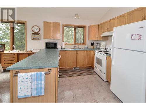 2360/2380 95 Highway, Spillimacheen, BC - Indoor Photo Showing Kitchen