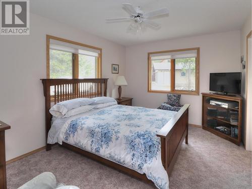 2360/2380 95 Highway, Spillimacheen, BC - Indoor Photo Showing Bedroom