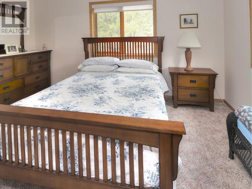 2360/2380 95 Highway, Spillimacheen, BC - Indoor Photo Showing Bedroom