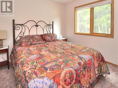 2360/2380 95 Highway, Spillimacheen, BC - Indoor Photo Showing Bedroom