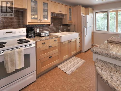 2360/2380 95 Highway, Spillimacheen, BC - Indoor Photo Showing Kitchen