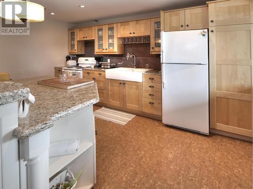 2360/2380 95 Highway, Spillimacheen, BC - Indoor Photo Showing Kitchen