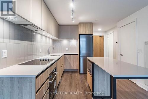 #B809 -7950 Bathurst St, Vaughan, ON - Indoor Photo Showing Kitchen With Upgraded Kitchen