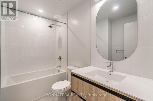 #B809 -7950 Bathurst St, Vaughan, ON - Indoor Photo Showing Bathroom