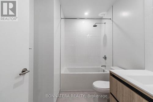 #B809 -7950 Bathurst St, Vaughan, ON - Indoor Photo Showing Bathroom