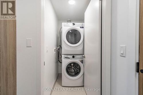 #B809 -7950 Bathurst St, Vaughan, ON - Indoor Photo Showing Laundry Room