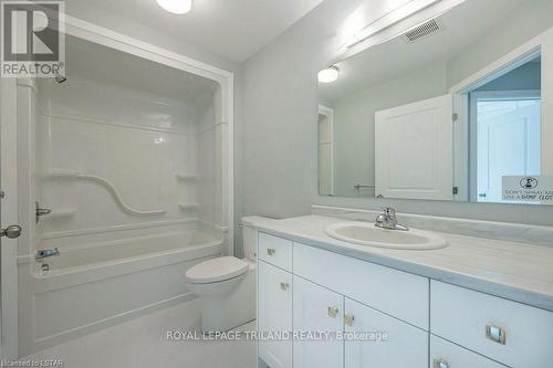 8 Feathers Crossing, St. Thomas, ON - Indoor Photo Showing Bathroom