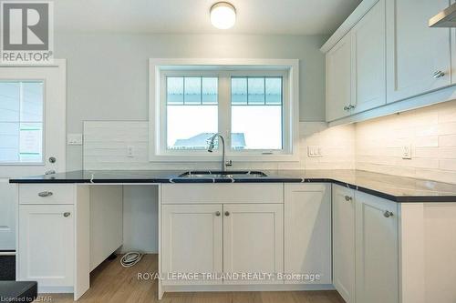 8 Feathers Crossing, St. Thomas, ON - Indoor Photo Showing Kitchen With Double Sink
