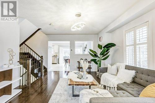 980 Millard St, Whitchurch-Stouffville, ON - Indoor Photo Showing Living Room
