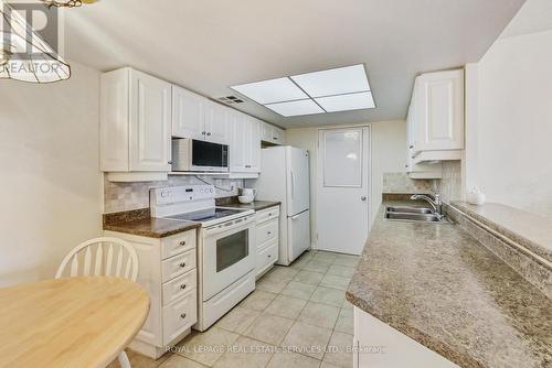 #908 -22 Clarissa Dr, Richmond Hill, ON - Indoor Photo Showing Kitchen With Double Sink