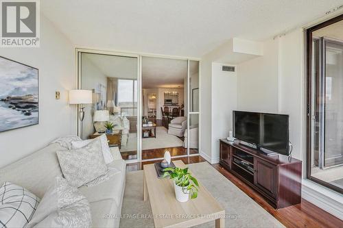 #908 -22 Clarissa Dr, Richmond Hill, ON - Indoor Photo Showing Living Room